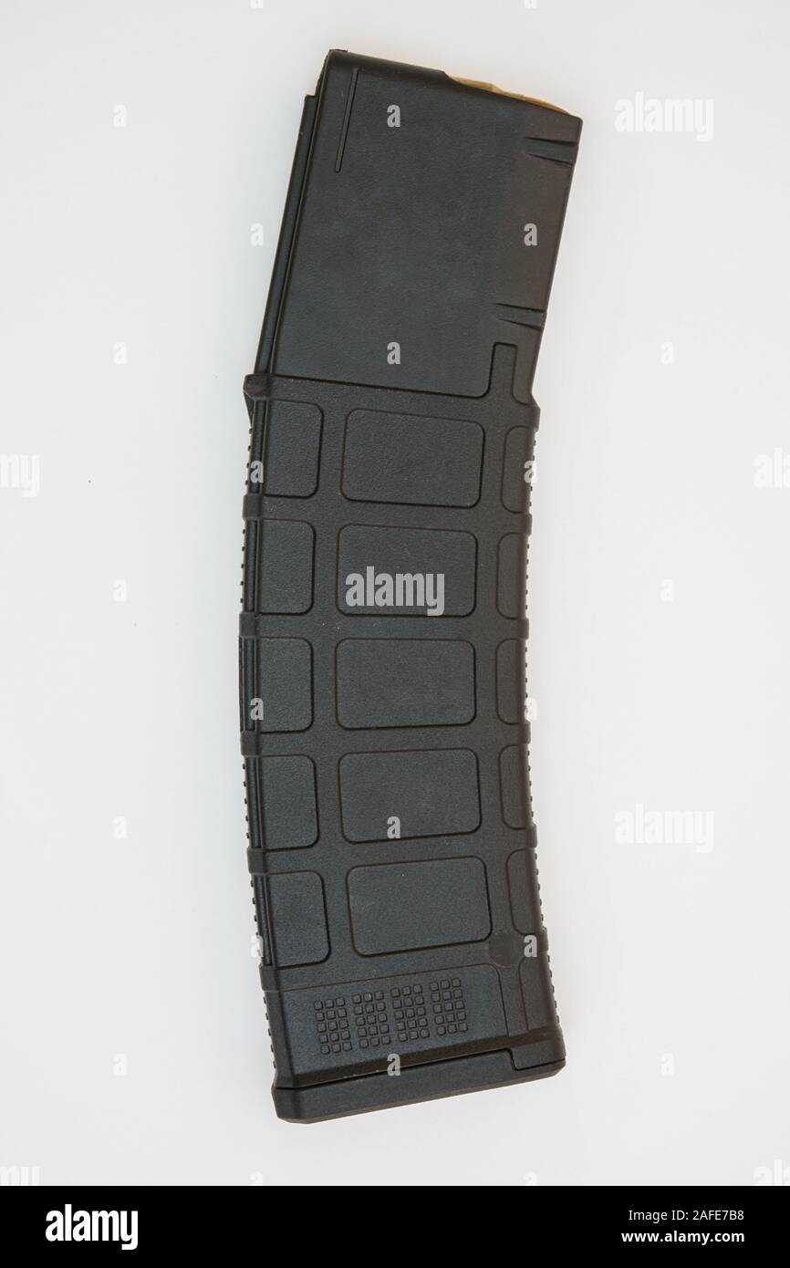 Schwarz, 40 Runden AR15 Magazine auf weißem Hintergrund. Stockfoto