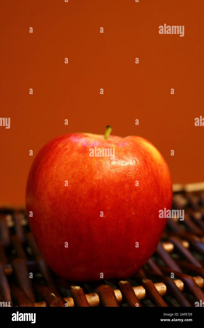 Apfel und Birne auf Orange Hintergrund Stockfoto