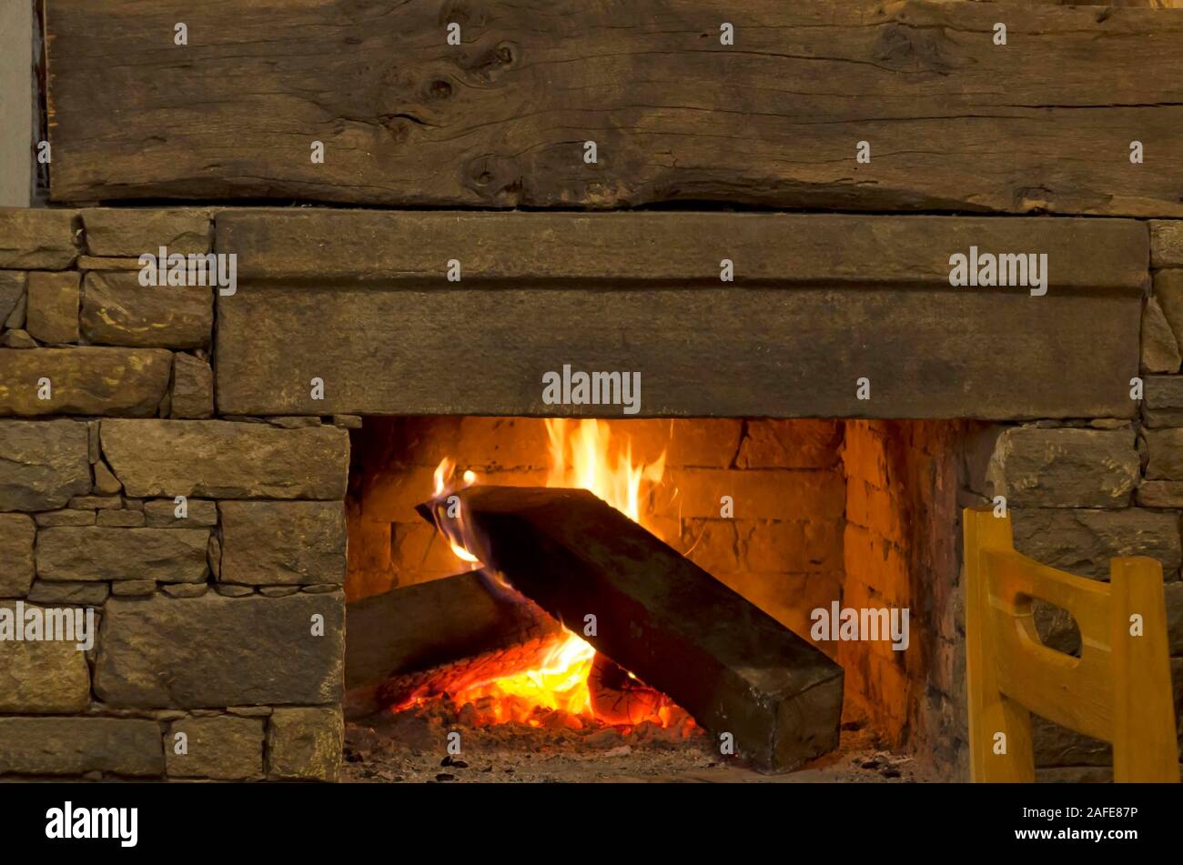 Feuer in einem Kamin mit Logs und Flammen, ein Gefühl von Wärme und Komfort, Oreschak Dorf, Troyan, Bulgarien Stockfoto