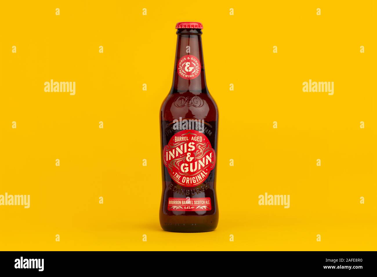 Eine Flasche Innis & Gunn Bourbon Barrel scotch ale Schuß auf einen gelben Hintergrund. Stockfoto