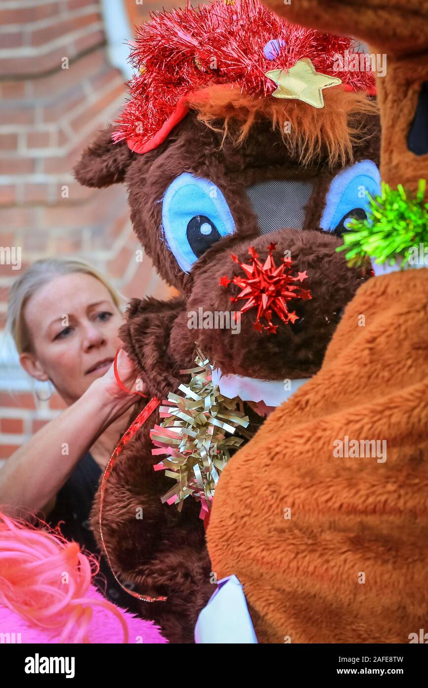 Greenwich, London 15. Dez 2019. "Und Sie sind aus' - die madcap panto Pferde in ihrem Rennen von Pub zu Pub. In der Jubiläumsausgabe, die Londoner Pantomime Horse Race2019 verfügt über Star Wars themed horsey Teilnehmer in Teams, die Rennen um Geld für wohltätige Organisationen einschließlich der 'Make A Wish Stiftung anheben. Stockfoto