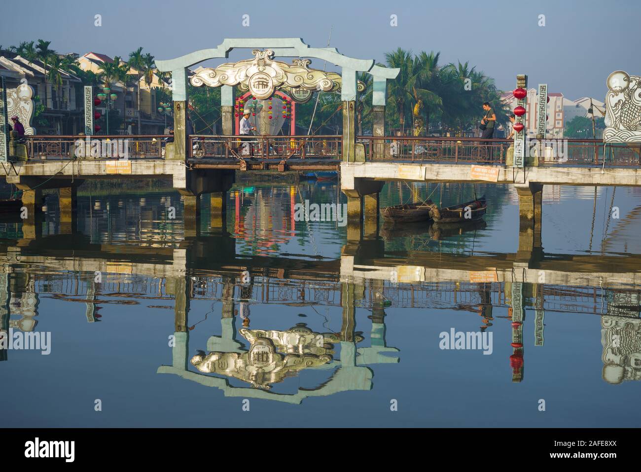 HOI AN, VIETNAM - Januar 04, 2016: Stadt Brücke über den Thu Bon Fluss Stockfoto