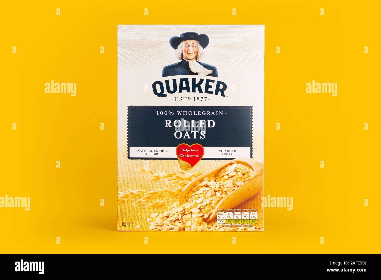 Eine Box von Quaker Haferflocken Schuß auf einen gelben Hintergrund. Stockfoto