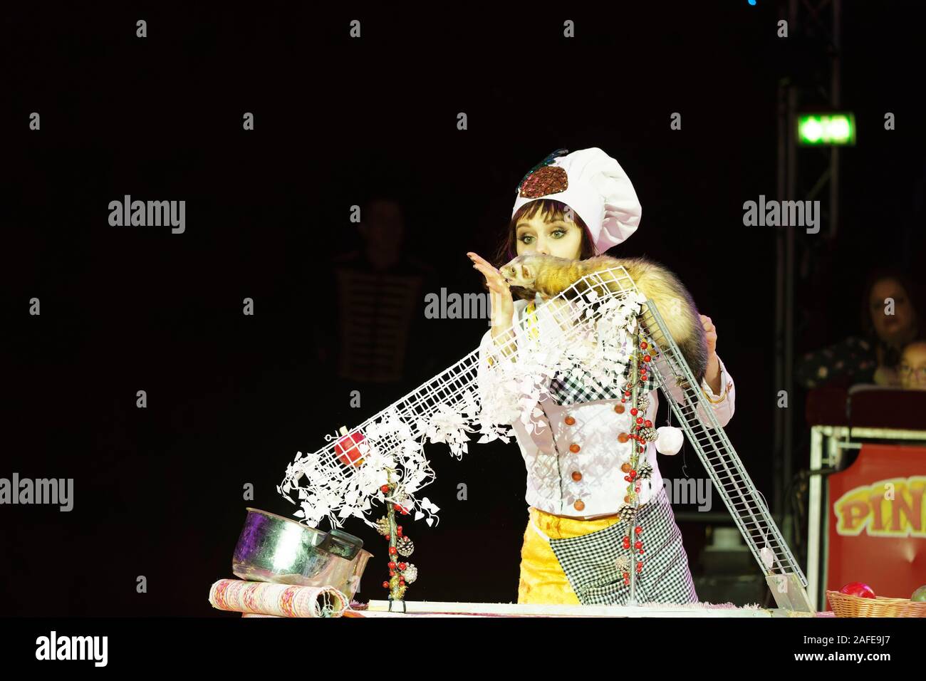 Paris, Frankreich. 14 Dez, 2019. Anelya Roslyakova und Ihr Frettchen während LA LEGENDE fort, indem Pinder Zirkus am Pelouse de Reuilly, Paris. Stockfoto