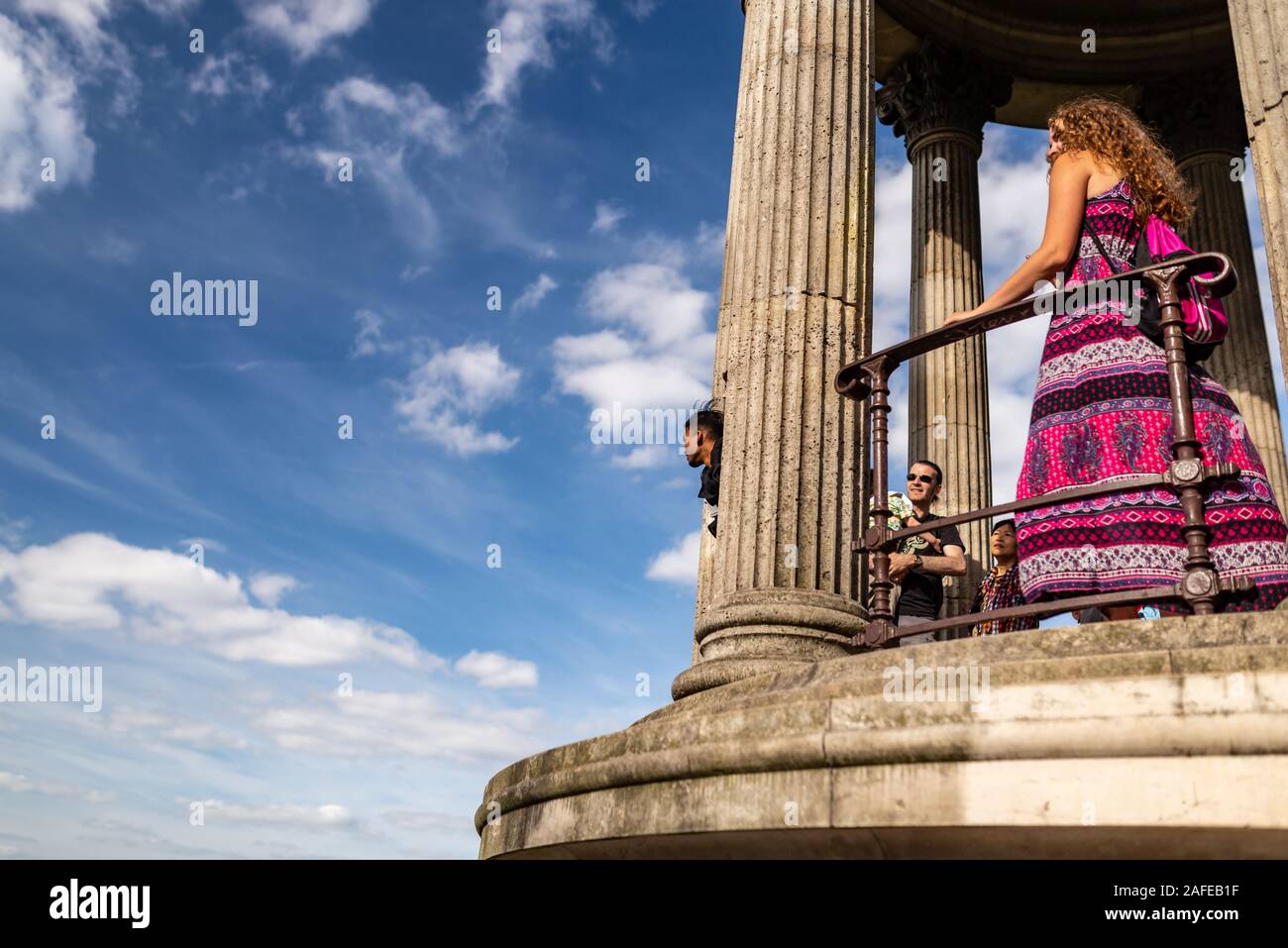 Paris, Frankreich, 16. Juni 2017: Besucher im Blick auf den Tempel des Sybil in Buttes Chaumont Park durch Äste gesehen, an genommen Stockfoto