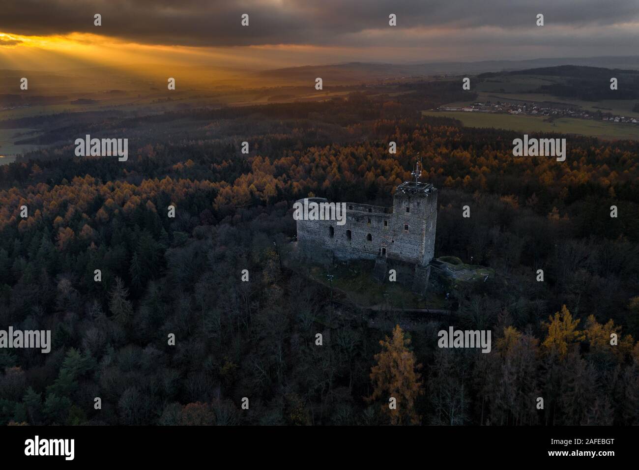 Radyne Burg ist eine Burg auf einem Hügel gelegen, in der Nähe der Stadt Stary Plzenec, in der Pilsner Region der Tschechischen Republik. Radyne. Stockfoto