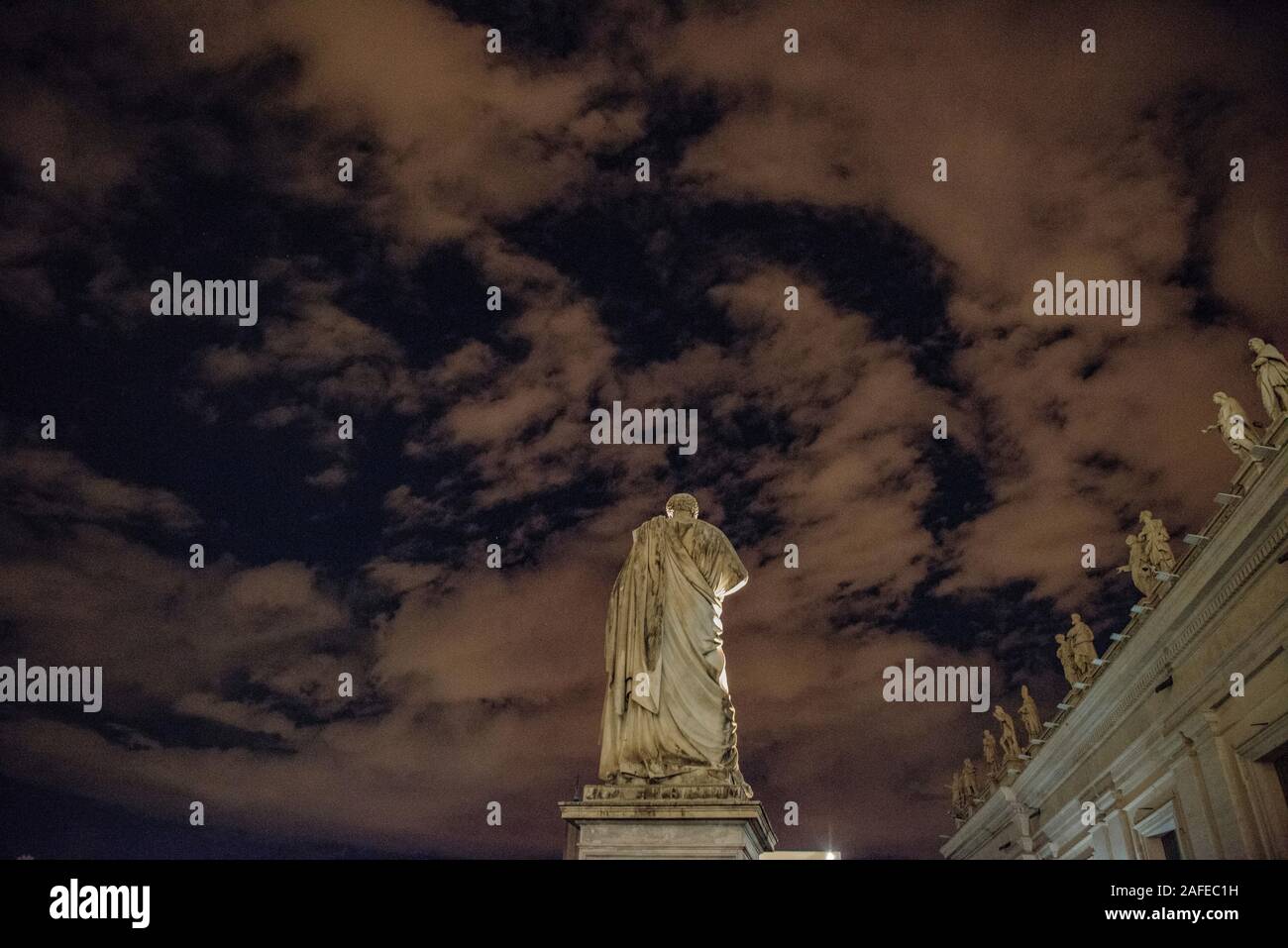 Statue von St. Peter im Vatikan bei Nacht Stockfoto