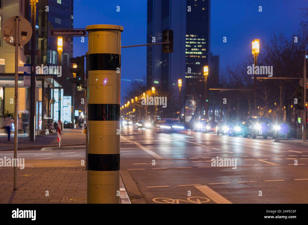 Frankfurt, Deutschland - 01 März 2019: Fahrzeuge vorbei Blitzer im Stadtzentrum, in der Nacht in Frankfurt am Main, Deutschland. Stockfoto