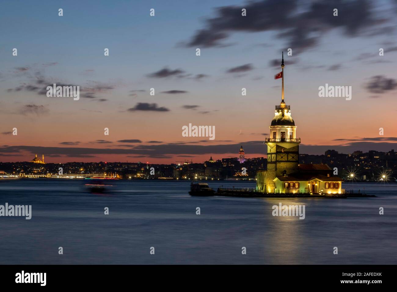 Maiden's Tower bei Sonnenuntergang in Istanbul, Türkei. Stockfoto