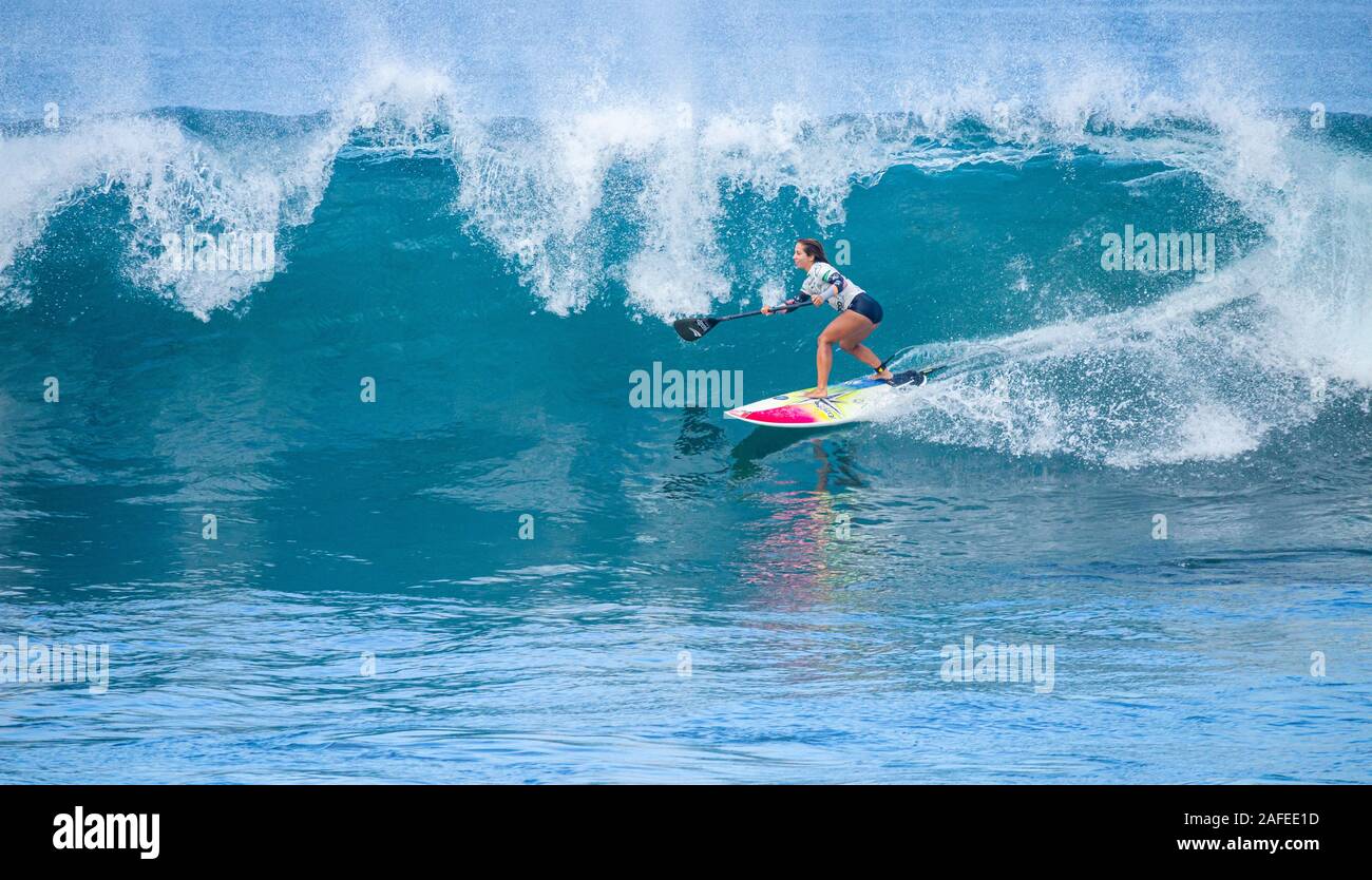 Las Palmas, Gran Canaria, Kanarische Inseln, Spanien. 15. Dezember 2019. Frauen Halbfinale: Paddle Surfers konkurrieren auf der letzten Etappe 2019 App World Tour in Las Palmas, der Hauptstadt Gran Canarias. Credit: ALAN DAWSON/Alamy leben Nachrichten Stockfoto