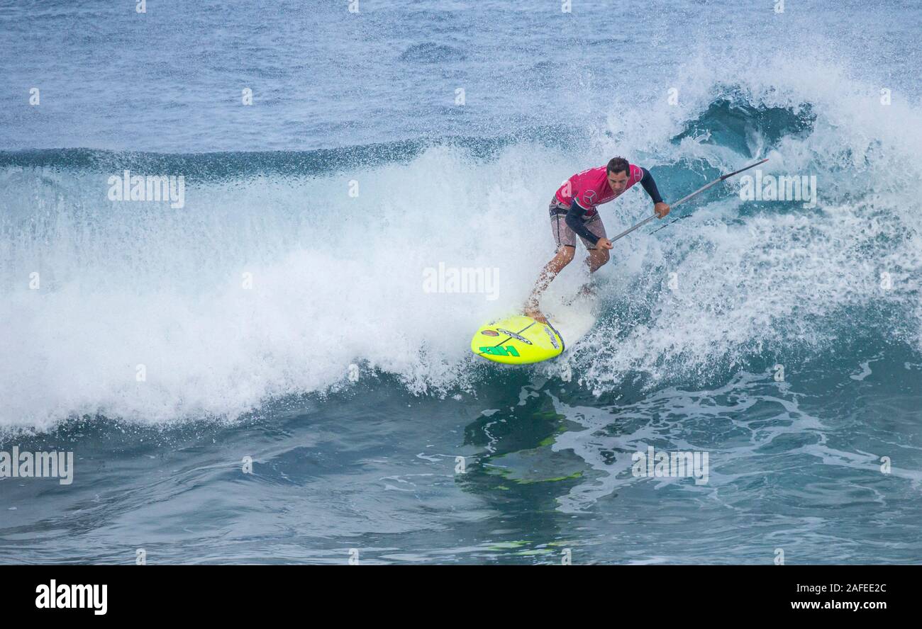 Las Palmas, Gran Canaria, Kanarische Inseln, Spanien. 15. Dezember 2019. Paddle Surfers konkurrieren auf der letzten Etappe 2019 App World Tour in Las Palmas, der Hauptstadt Gran Canarias. Credit: ALAN DAWSON/Alamy leben Nachrichten Stockfoto