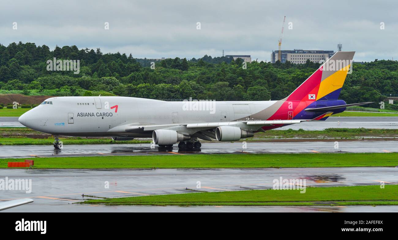 Tokio, Japan - Jul 4, 2019. HL7417 Asiana Cargo Boeing 747-400 Rollen auf Start- und Landebahn des Flughafen Tokio Narita International (NRT). Narita ist einer der verkehrsreichsten Flughäfen Stockfoto