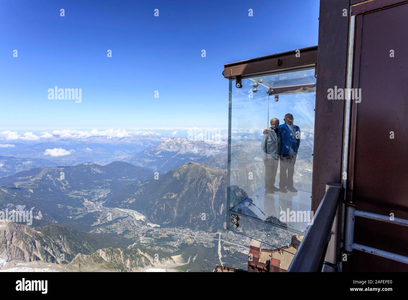 Schritt in die Leere, ein Glas Duschkabine für Besucher in zu gehen und den Blick auf den Mont Blanc an der Aiguille du Midi, Chamonix Frankreich erhalten Stockfoto