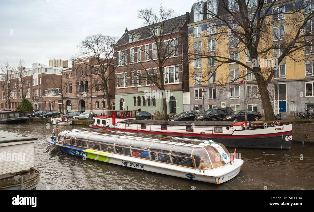 Amsterdam, Niederlande, 25. Februar 2017: Sehenswürdigkeiten Boot mit Touristen ist in den Kanal im historischen Zentrum von Amsterdam City Stockfoto