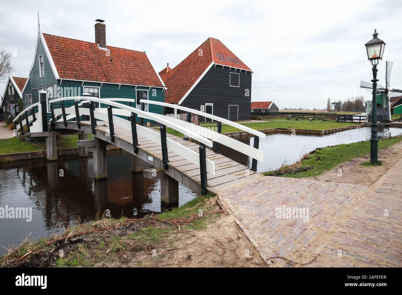 Zaanse Schans, Niederlande - 25. Februar: Holzbrücke und Scheunen der Zaanse Schans Stadt, beliebten touristischen Attraktionen der Niederlande. Vorort von Ams Stockfoto