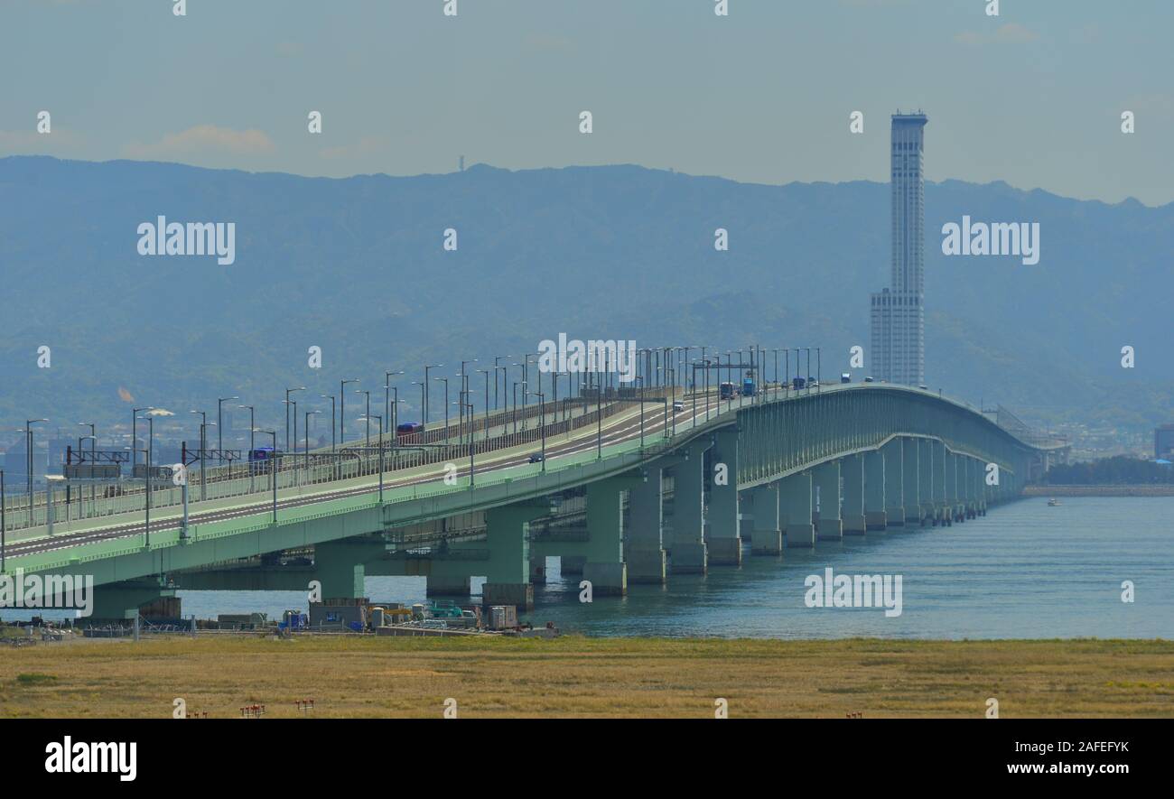 Osaka, Japan - 18.April 2019. Bridge Span verbinden Kansai International Airport (KIX) zum Festland voll intakt, bevor Sie mit dem Schiff während Ty beschädigt werden. Stockfoto