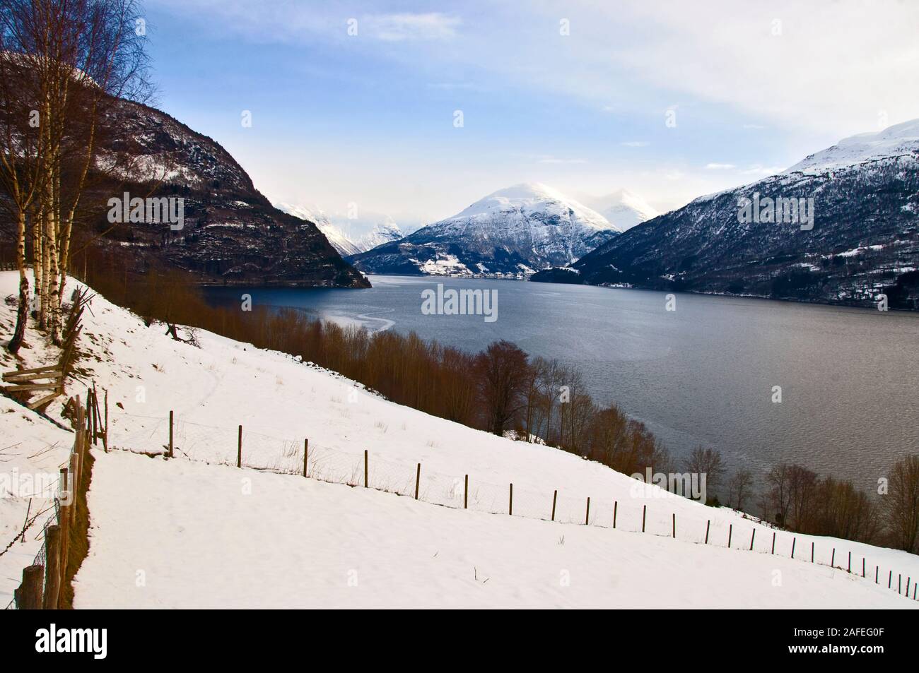 Innvikfjord in Stryn, Fjorde im Westen, mit der Gemeinde Stryn im Hintergrund. Stockfoto