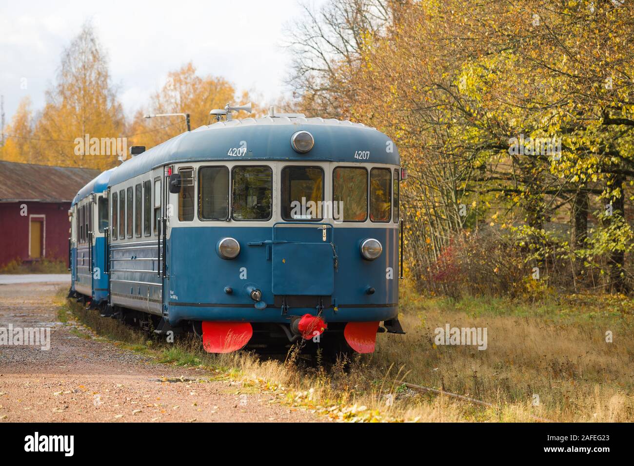 PORVOO, Finnland - 19. OKTOBER 2019: Passagier retro Zug close-up an der Alten Porvoo Bahnhof im goldenen Herbst Stockfoto