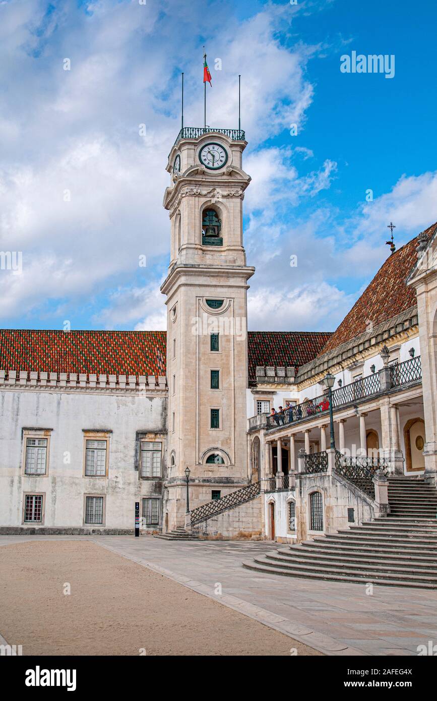 Der Glockenturm, Clock Tower und Terrasse das Escolas Innenhof der Alten Universität von Coimbra, Portugal Stockfoto