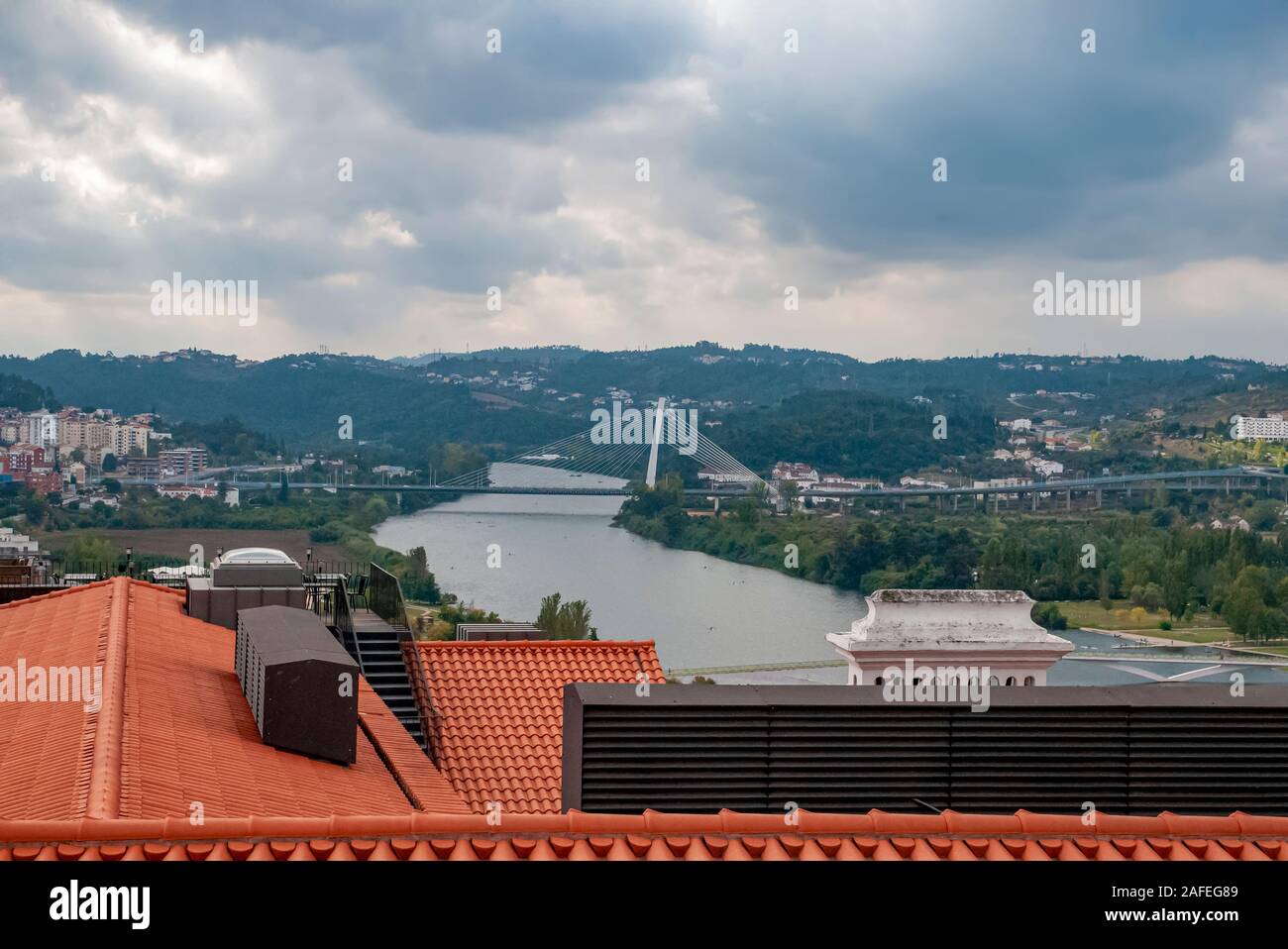 Stadtbild von Coimbra und den Fluss Mondego als von der Universität gesehen. Coimbra, Portugal Stockfoto