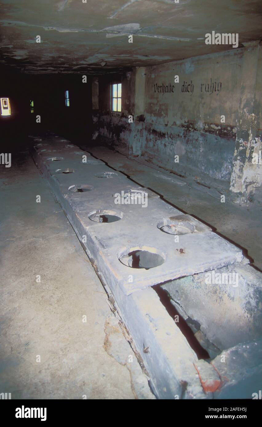 Wc Barak im WW2 consentration Lager Auschwitz II-Birkenau. Jede prisinor hatte 20 Sekunden täglich auf der Toilette zu verbringen. Stockfoto