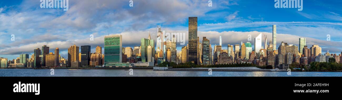 Blick auf die East Side von Manhattan Skyline von Long Island City am Morgen. Stockfoto