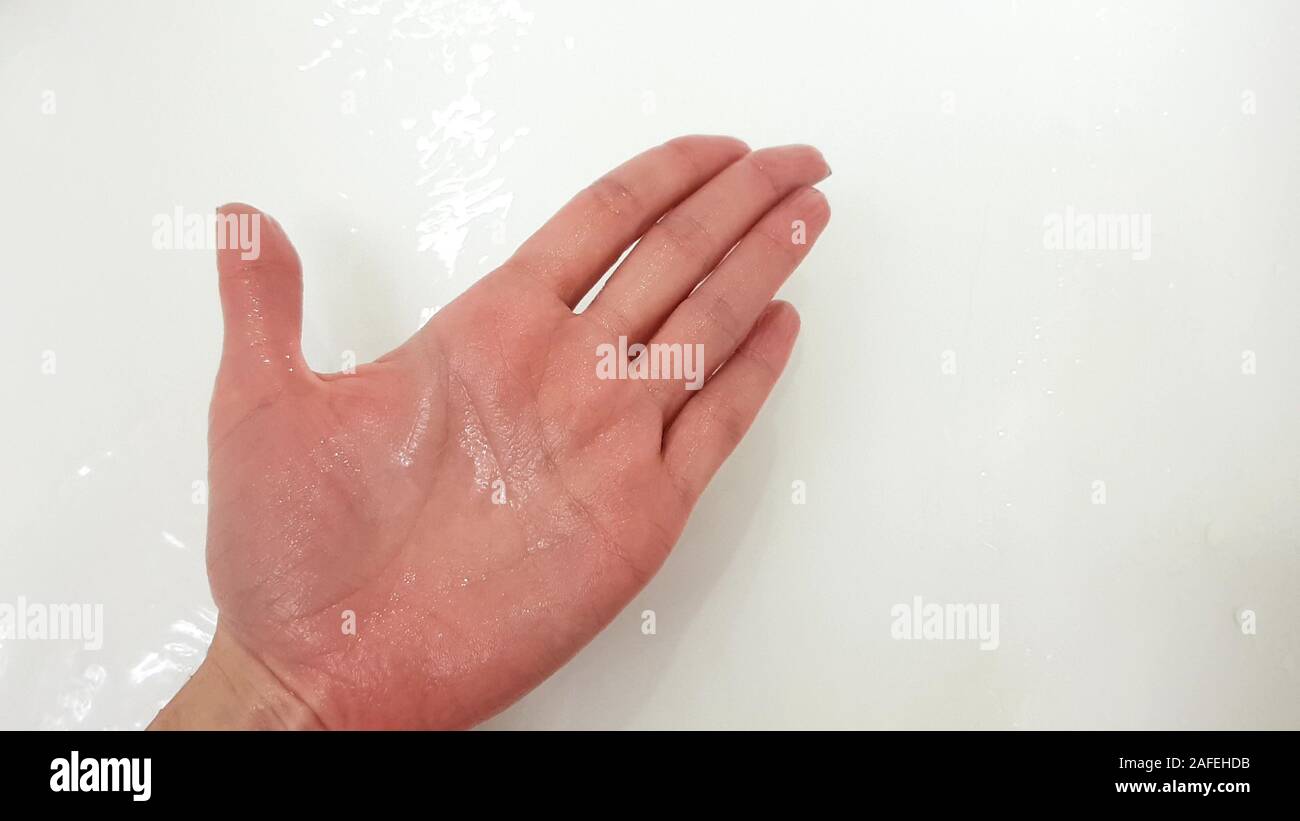 Faltige weibliche Hand, weil im Wasser für eine lange Zeit genießen, wet white Bad für den