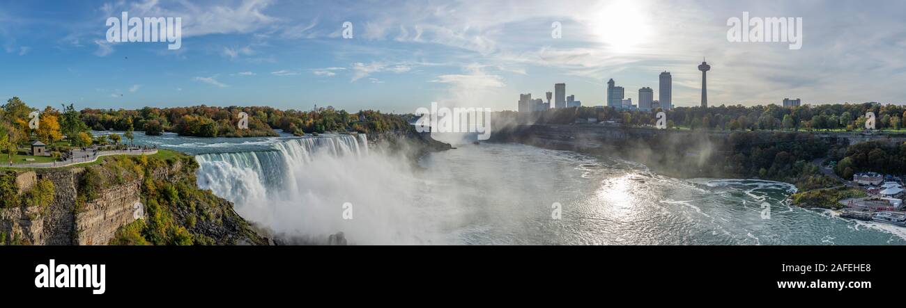 Blick von der Regenbogenbrücke zu allen drei Niagara Falls Stockfoto