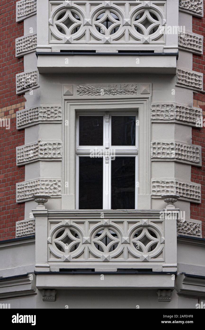 Details Mietshaus aus rotem Backstein geometrische Muster Fenster sauber Balkon eklektischen Klassizismus Wand Architektur Katowice antike Stockfoto