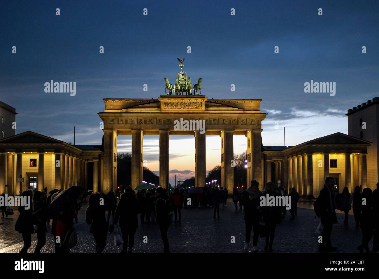 Brandenburger Tor bei Dämmerung in Berlin, Deutschland Stockfoto