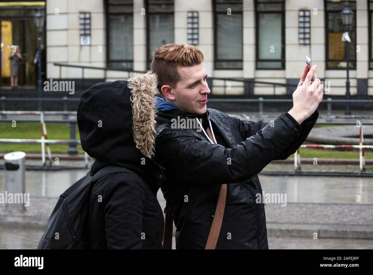 Junges Paar ein selfie vor dem Brandenburger Tor in Berlin, Deutschland Stockfoto