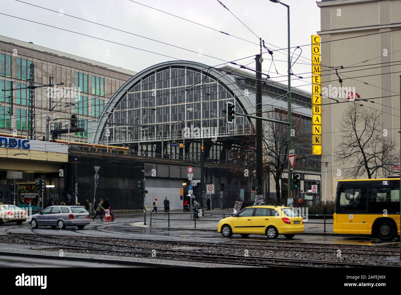 Blick auf die Straße mit dem Alexanderplatz Bahnhof in Berlin, Deutschland Stockfoto