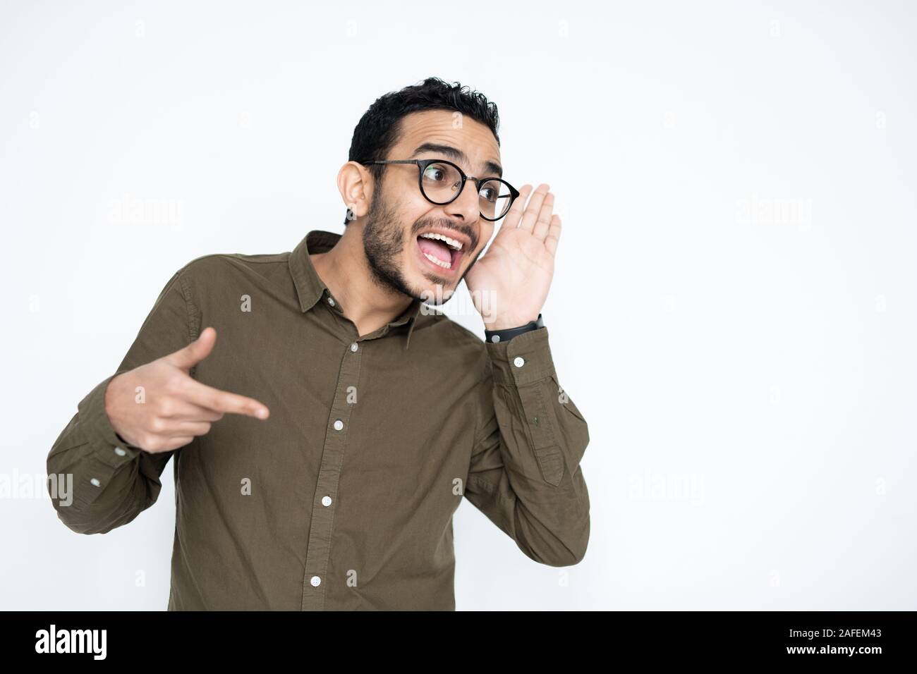Junge zeitgenössische Geschäftsmann in Brillen etwas erklären Stockfoto
