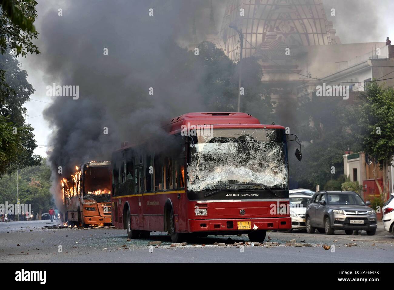 New Delhi, Indien. 15 Dez, 2019. Foto am Dez. 15, 2019 zeigt Omnibusse in Flammen in Neu Delhi, Indien. Die Demonstranten in der indischen Hauptstadt Sonntag zündeten mehrere Fahrzeuge, darunter drei Busse während ihren Protest über neue Staatsbuergerschaftsrecht in Land, sagten Beamte. Credit: Str/Xinhua/Alamy leben Nachrichten Stockfoto