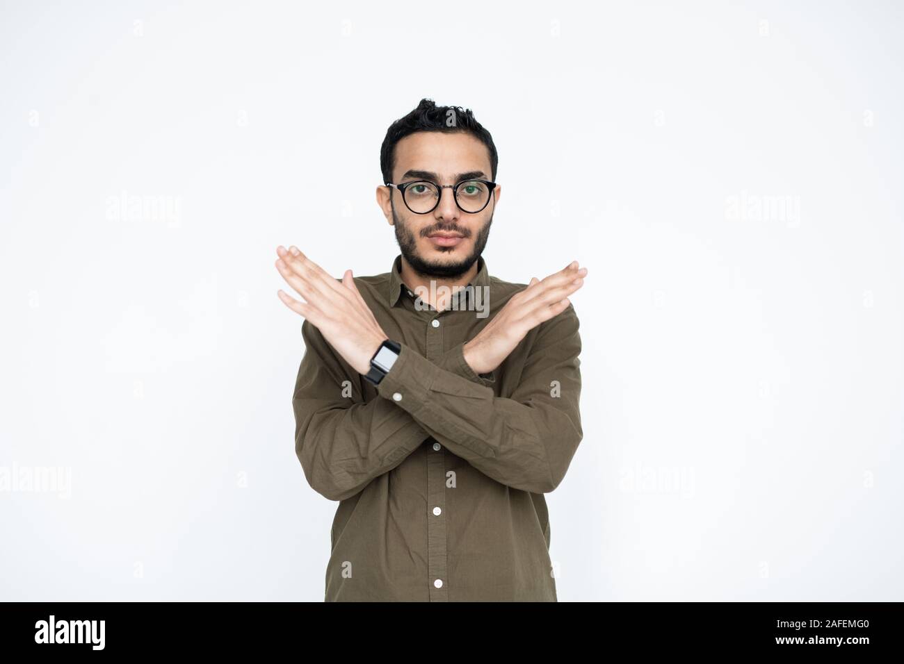 Guy Kreuzung Hände vor sich Sinne etwas, was verboten ist. Stockfoto