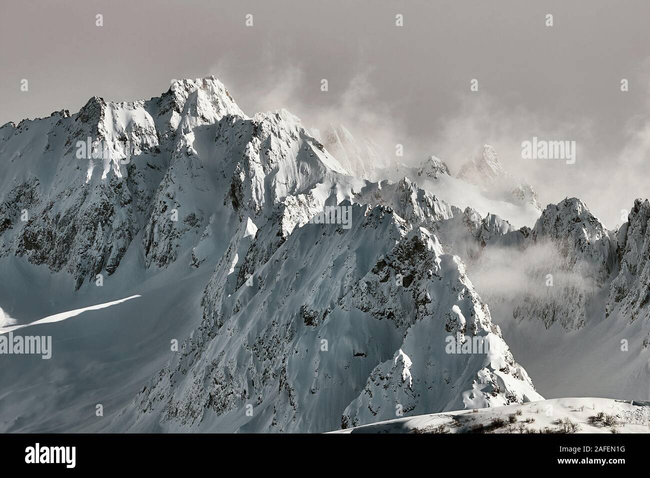 Berge in den verschneiten Alpen im Winter Stockfoto