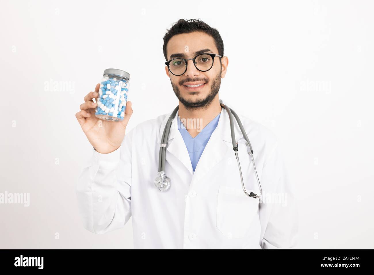 Junge erfolgreiche Arzt bei Jungtieren empfehlen Sie neue Medizin Stockfoto