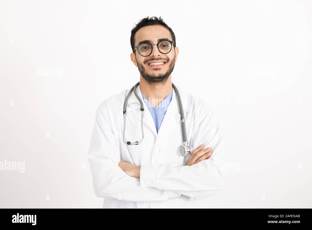 Erfolgreiche junge männliche Arzt mit seinen Armen über der Brust gekreuzt auf Sie auf der Suche Stockfoto