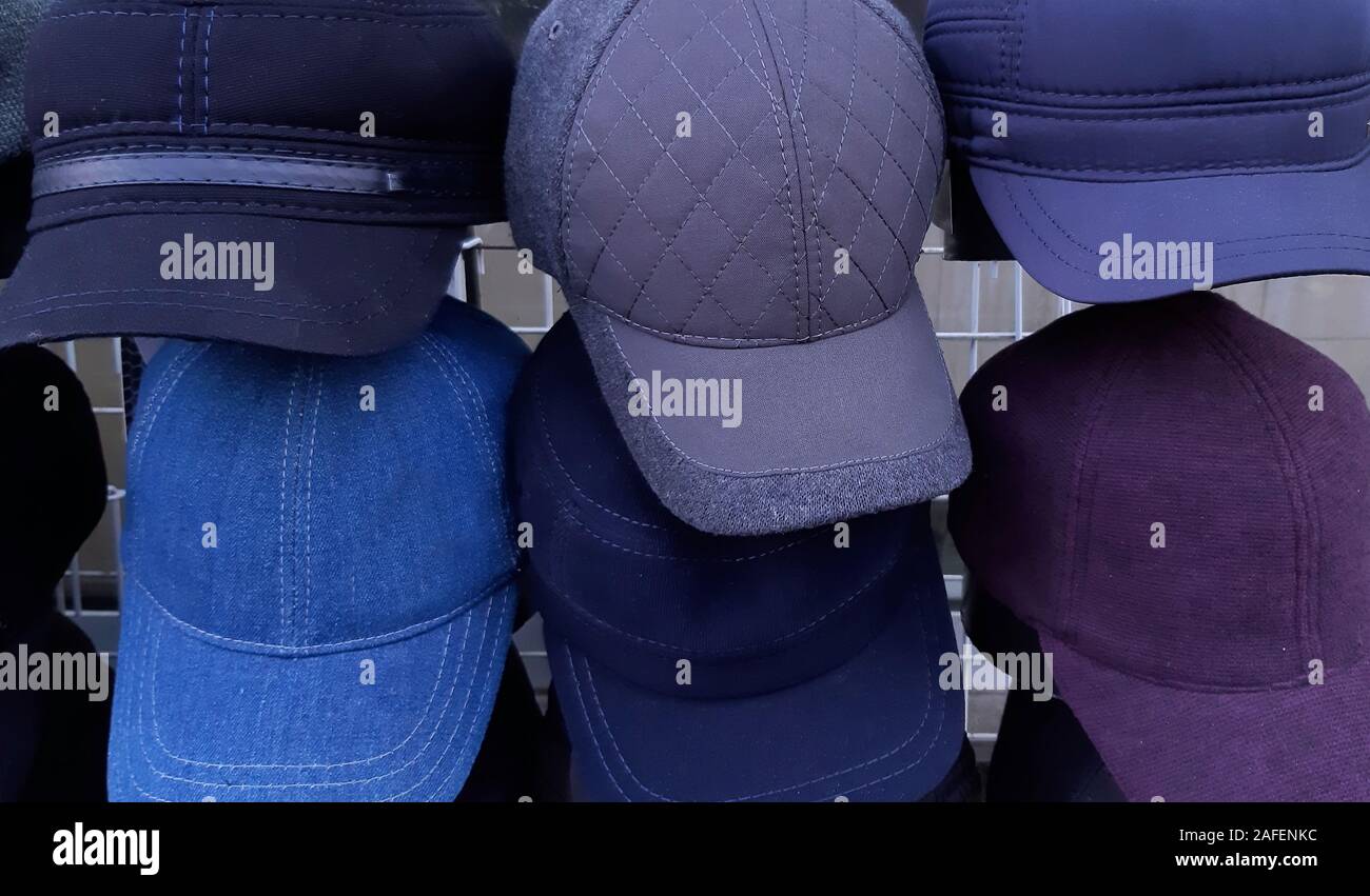 Verschiedene Hüte auf Verkauf abzuschließen, Stockfoto