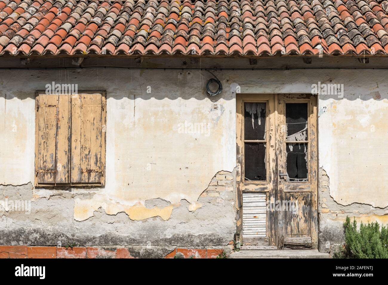 Verlassenes Haus außen Stockfoto