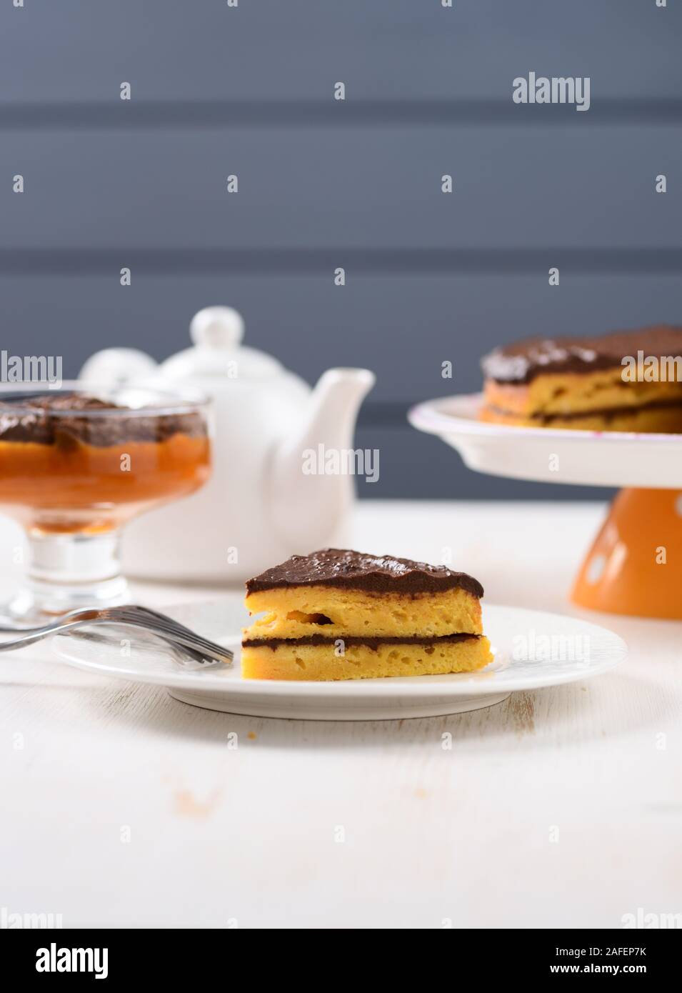 Weißer Fayence Teeutensilien, niedrige callorie Kürbis Dessert und geschichteten Kürbiskuchen mit Schokolade ganache mit Kopie Raum Stockfoto