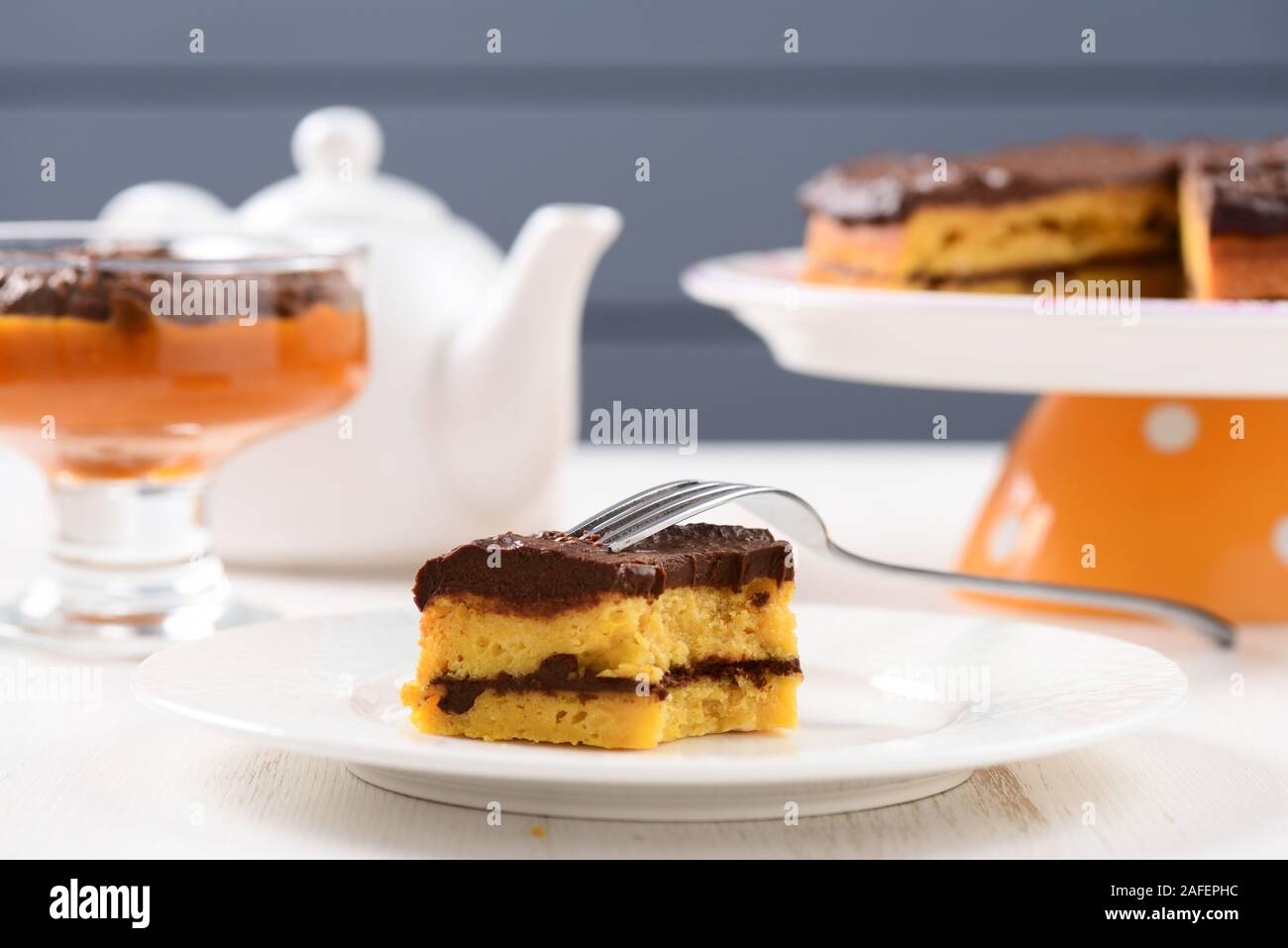 Kaffee Tisch mit teeutensilien, niedrige callorie Kürbis Dessert und hausgemachte layered Kürbiskuchen mit Schokolade ganache horizontal Stockfoto