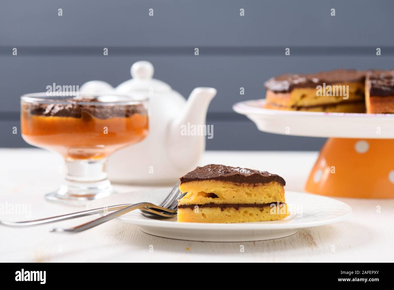 Niedrige callorie pupmkin Dessert und hausgemachte layered Kürbis Kuchen mit Schokoladenglasur und Gabeln Stockfoto