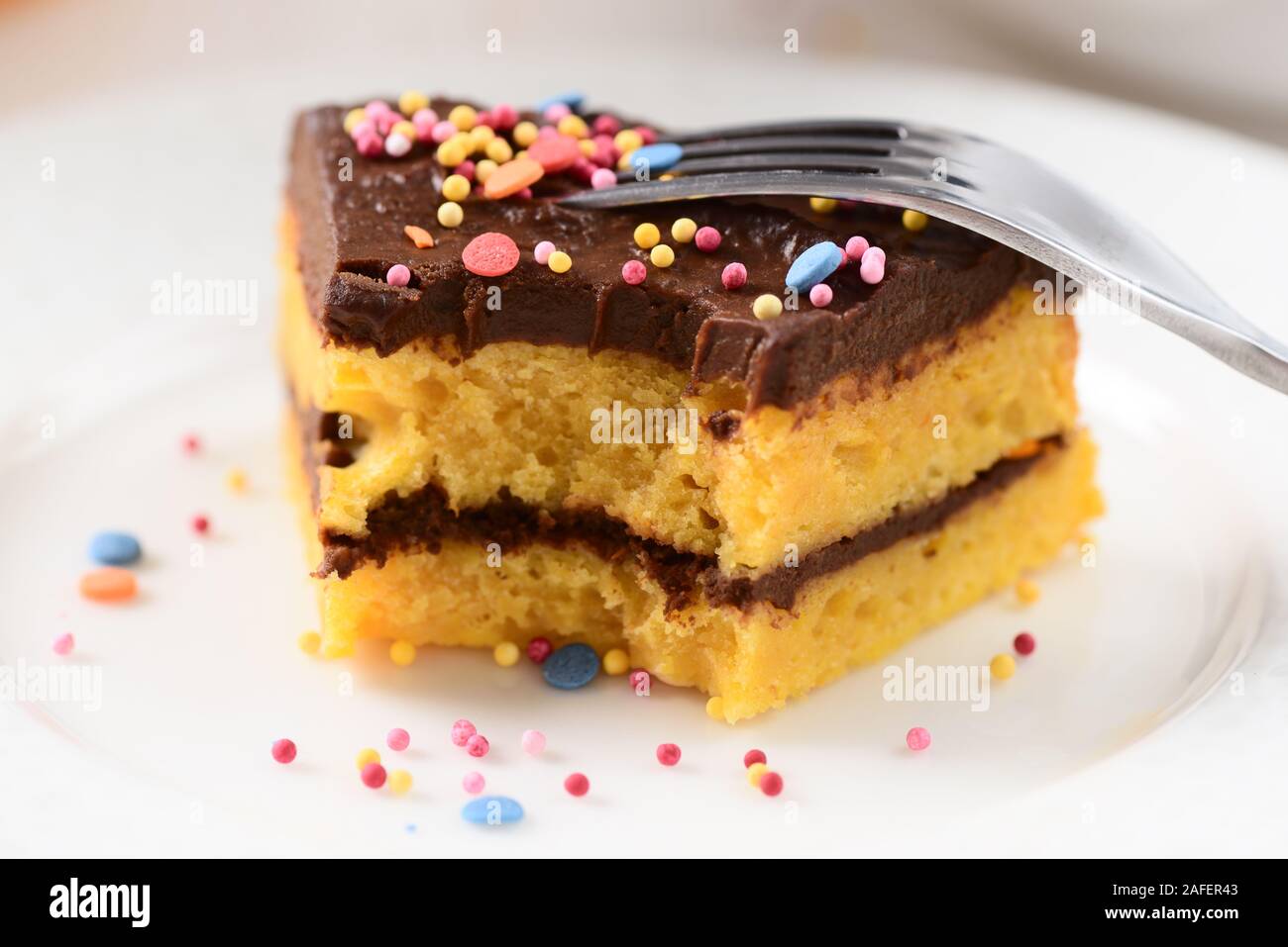 Niedrige callorie Gebissen dessert Kürbis Kuchen mit Schokoladenglasur und Zucker Konfetti besprüht closeup Stockfoto