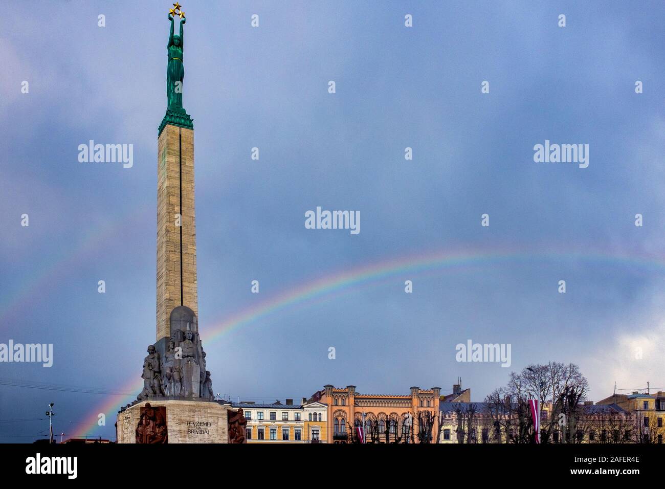 Regenbogen hinter dem Freiheitsdenkmal, Riga, Lettland Stockfoto