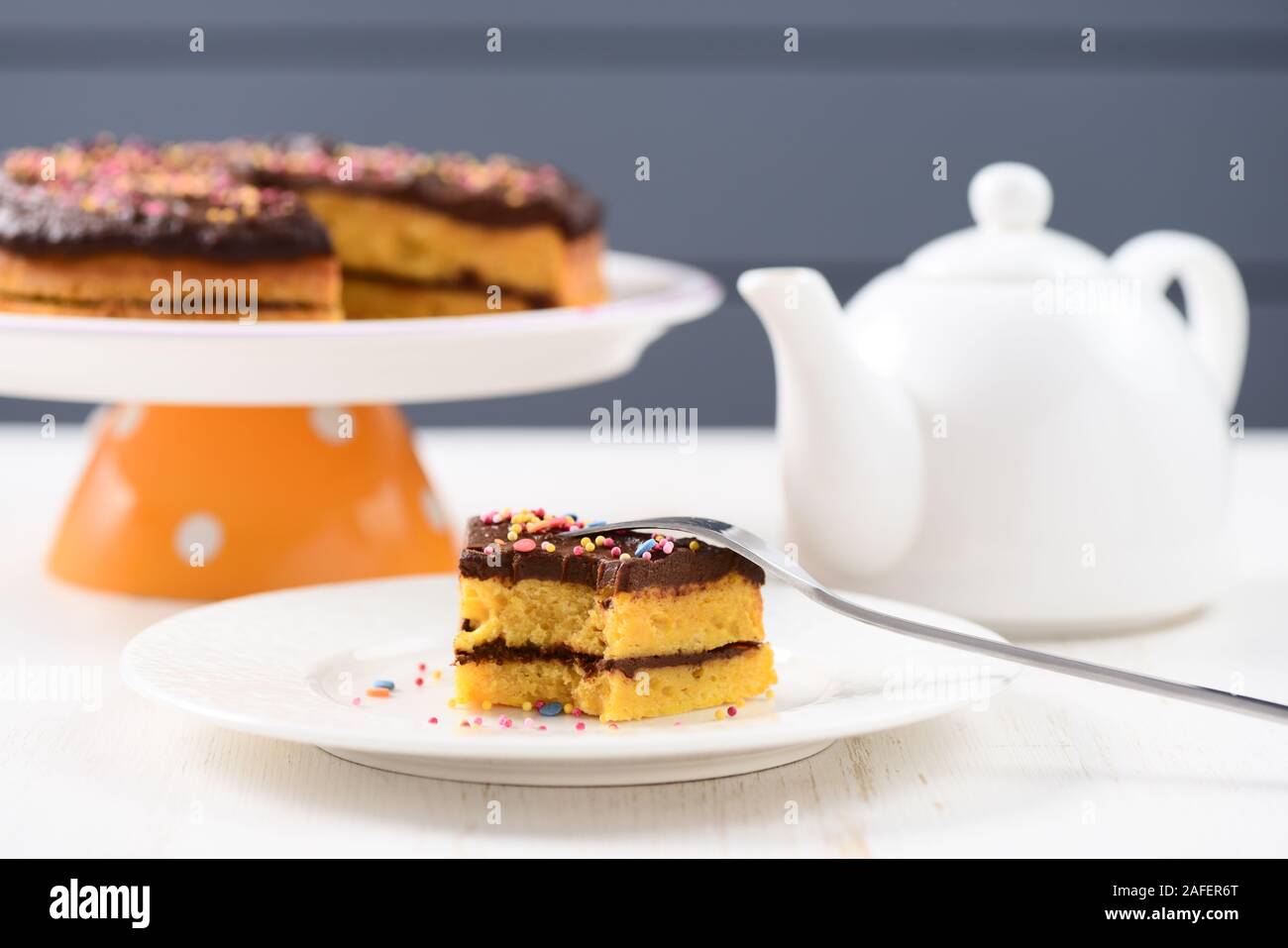 Niedrige callorie hausgemachte Layered gebissen Kürbiskuchen mit Schokolade und Zucker Konfetti besprüht closeup Stockfoto