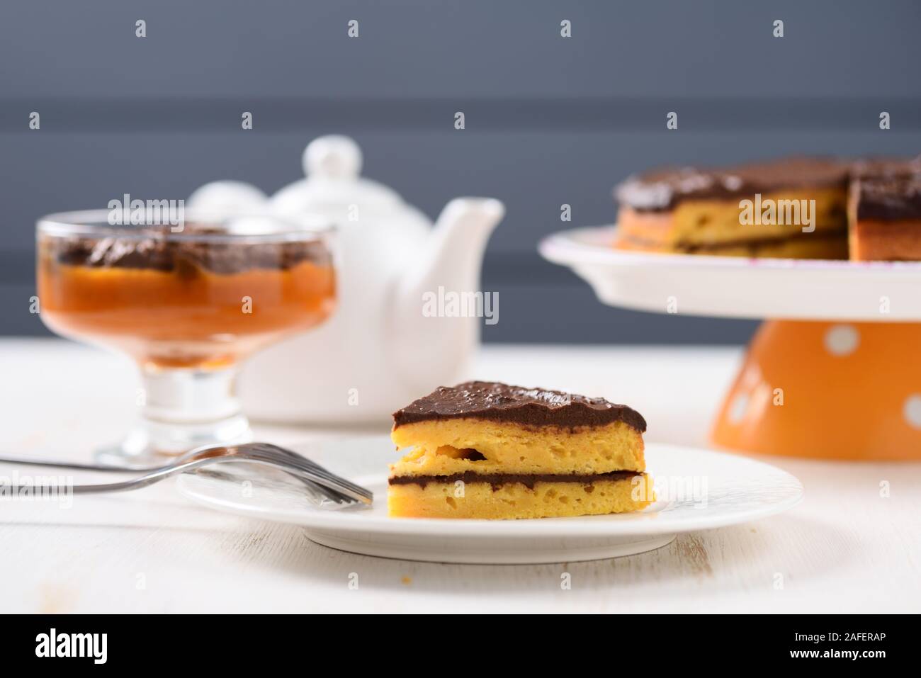 Niedrige callorie pupmkin Dessert und hausgemachte layered Kürbis Kuchen mit Schokoladenglasur closeup Stockfoto