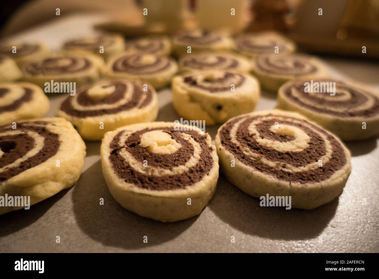 Nahaufnahme des traditionellen und leckeren deutschen schwarze und weiße Weihnachten Plätzchen, plaetzchen, gebacken für die Ferienzeit. Stockfoto