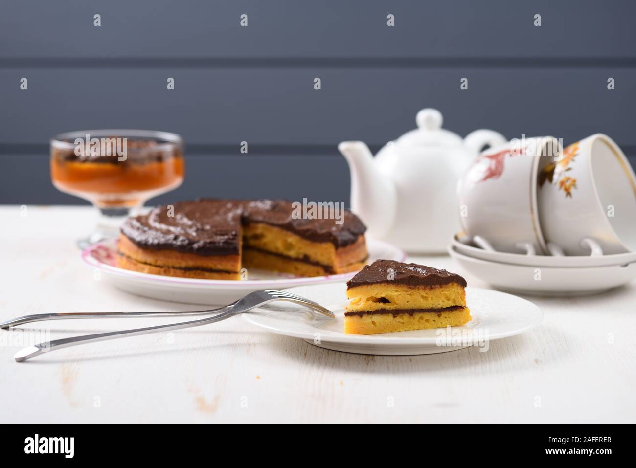 Kaffee Tisch mit teeutensilien, niedrige callorie Kürbis Dessert und hausgemachte layered Kürbiskuchen mit Schokolade ganache closeup Stockfoto