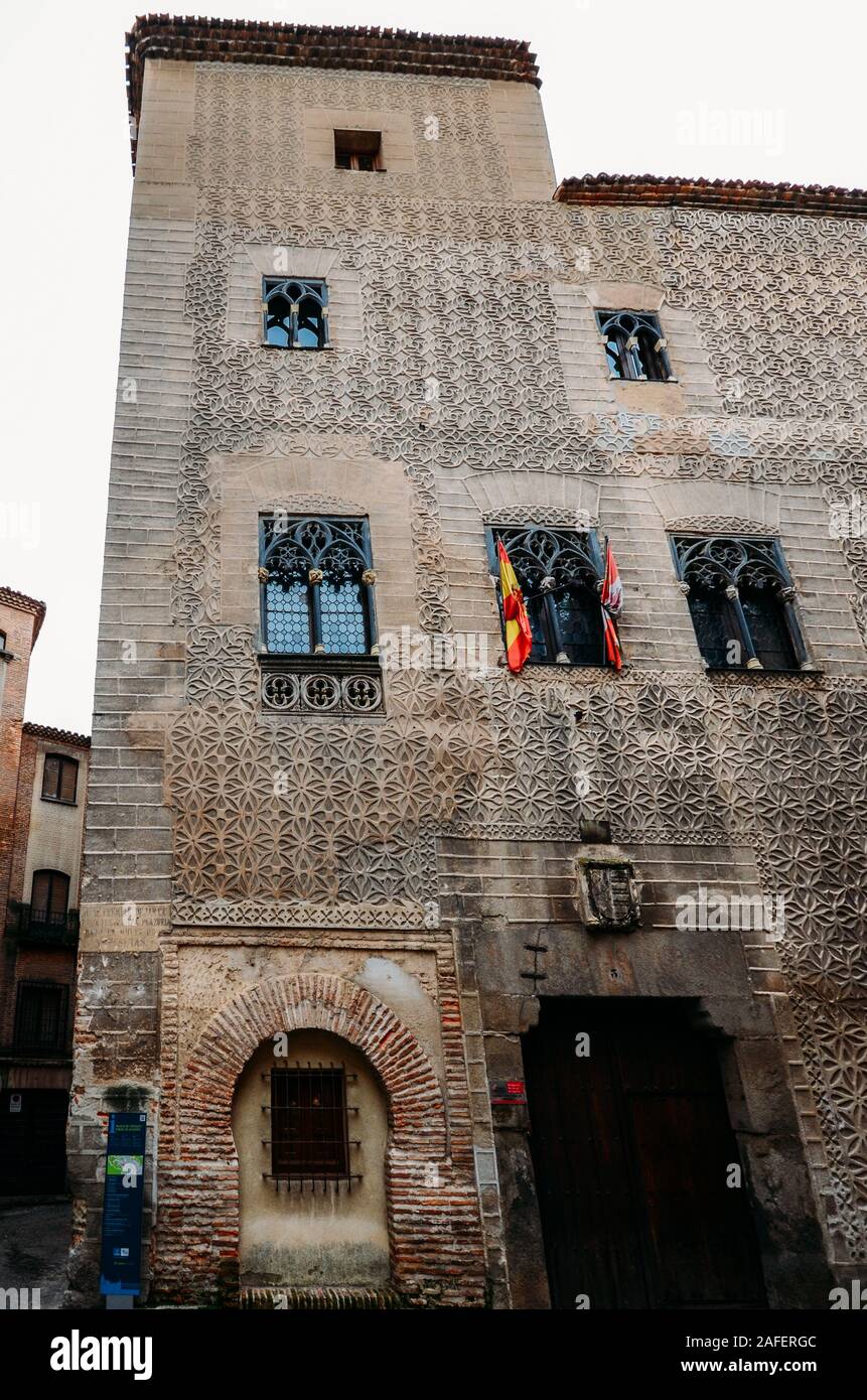 Segovia, Spanien - Dez 8, 2019: Alte Gebäude in Segovia, Spanien mit einzigartigen Mustern verziert Stockfoto